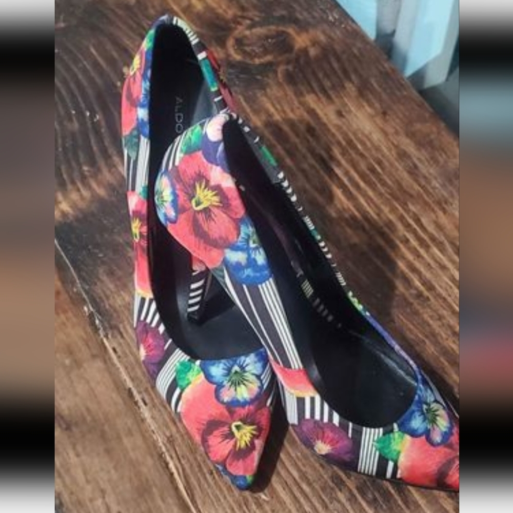 Aldos size 6 like new.. $15